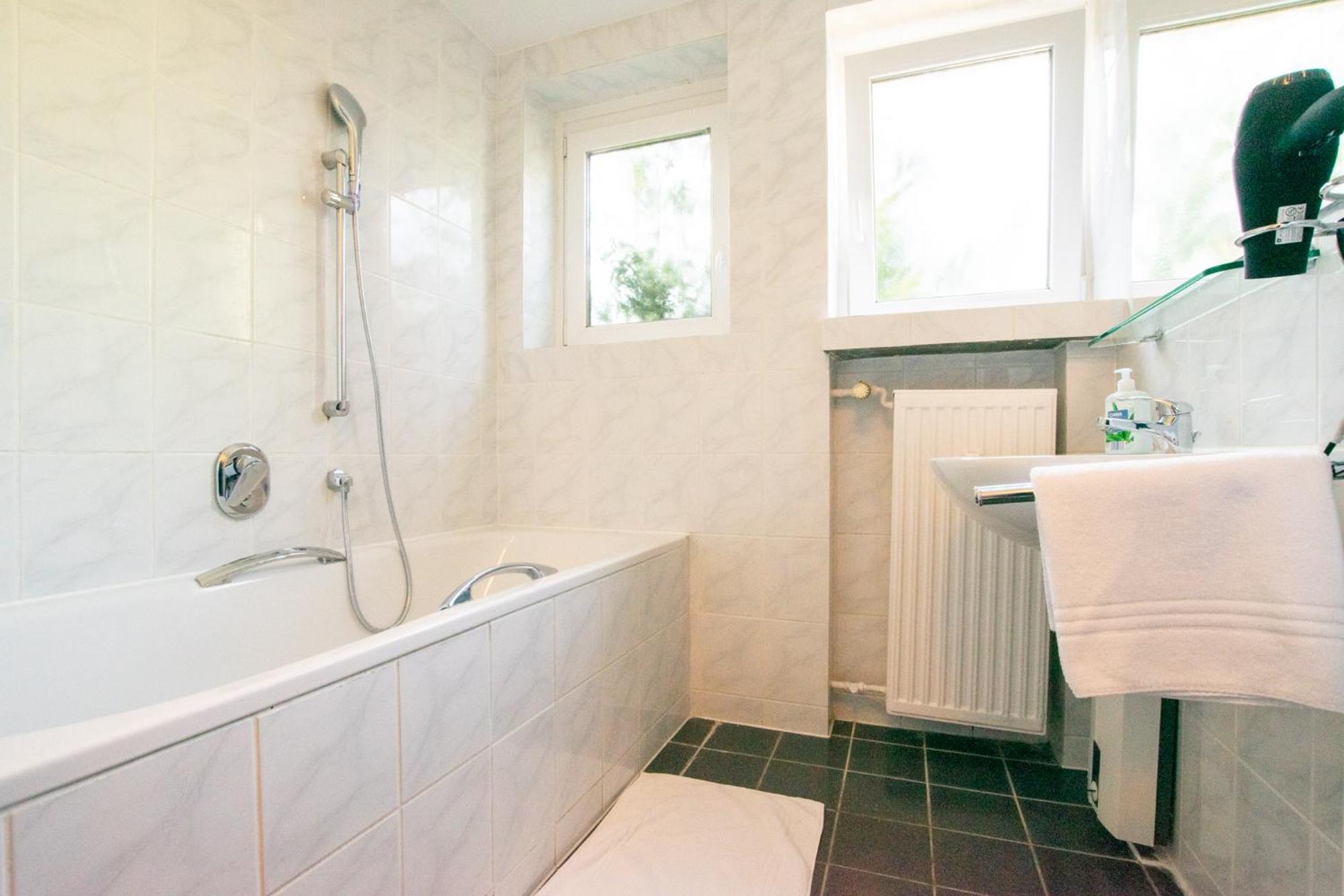 Raj Living - 1 , 3 And 4 Room Apartments - 20 Min Messe Dus & Airport Dus Meerbusch Bagian luar foto